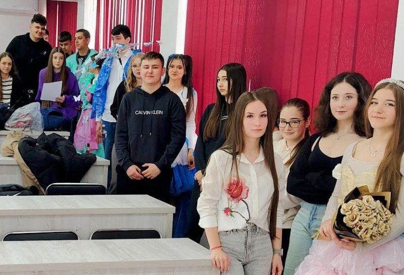 „Reciclează cu stil” – Modă, povești și inovație ecologică la Colegiul Economic „Octav Onicescu” Botoșani