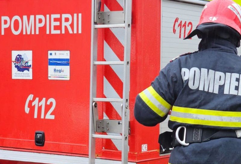 Casă din Flămânzi în pericol din cauza unui incendiu izbucnit în jurul coșului de fum