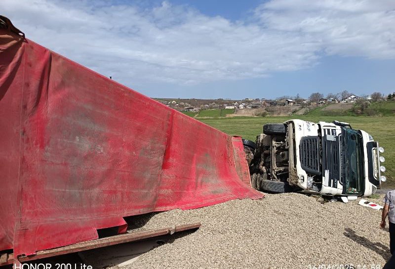 Accident anunțat prin sistemul eCall: camion încărcat cu pietriș, răsturnat la Prăjeni