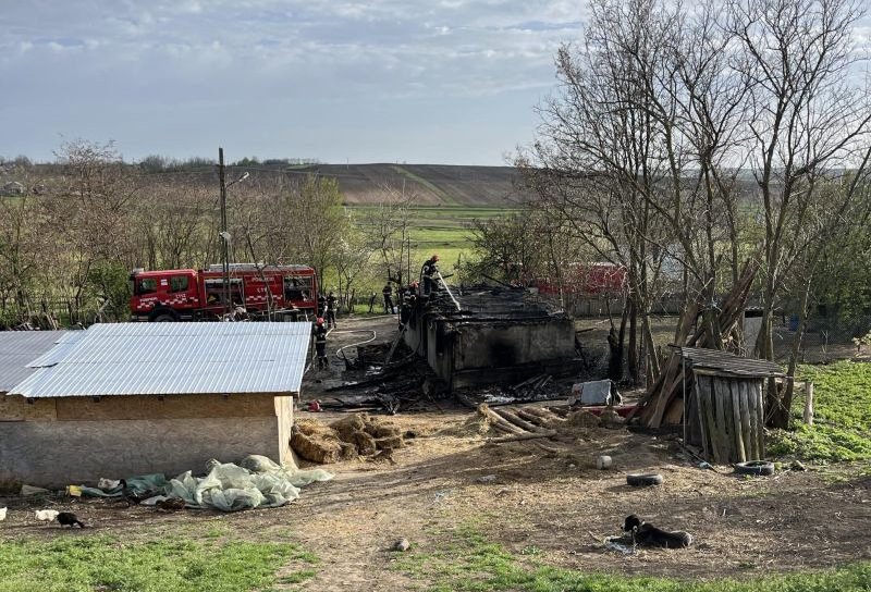 Incendiu violent produs într-o gospodărie din Corlăteni