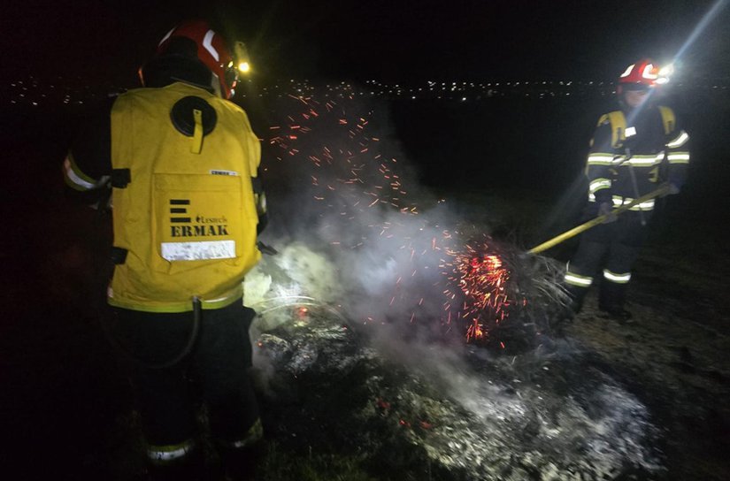 Trei incendii de vegetație uscată și anvelope uzate, în Noaptea de Înviere