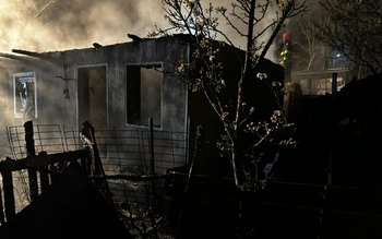 Casă nelocuită cuprinsă de flăcări …