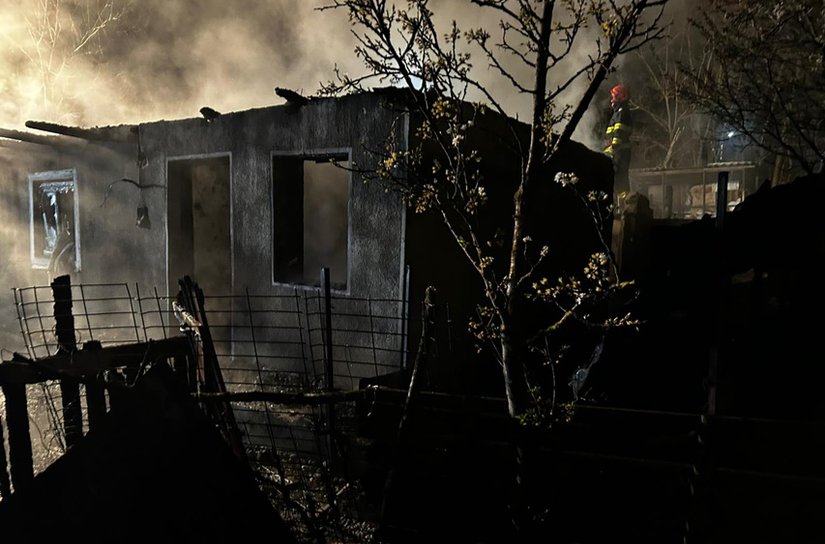 Casă nelocuită cuprinsă de flăcări în Noaptea de Înviere