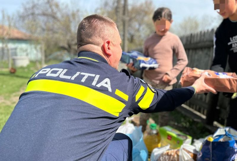 Polițiștii botoșăneni, mesageri ai bucuriei de Paște pentru copiii din Flămânzi