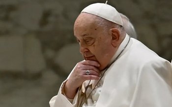 Papa Francisc a încetat din …