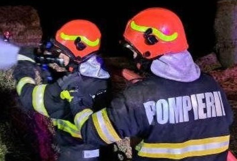 Acoperișul unei case din Dragalina a fost cuprins de flăcări noaptea trecută