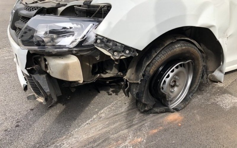 Un tânăr beat şi fără permis a furat un autoturism şi a făcut un accident