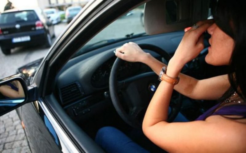 Dosar penal pentru o tânără de 22 de ani depistată la volan fără permis