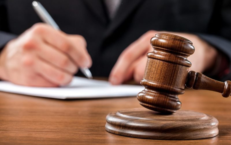 Lege istorică în România: vârsta de pensionare a magistraților crește de la 48 la 65 de ani, pensiile se reduc