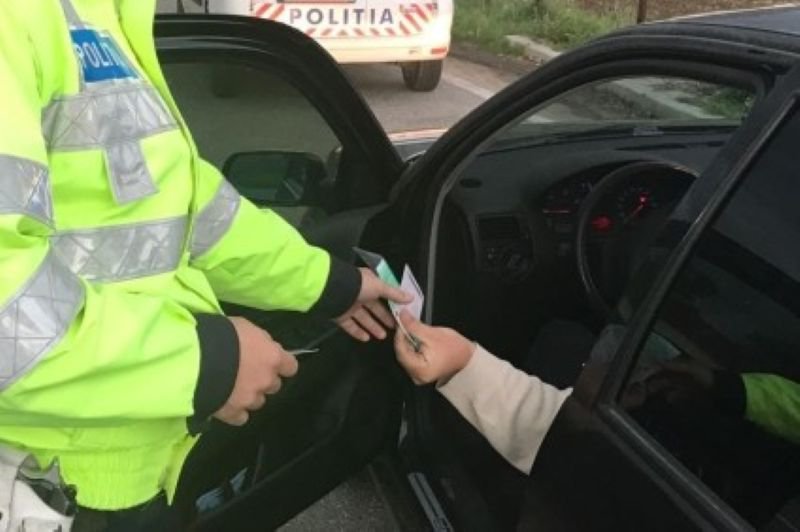 Șoferi depistați la volan, deși nu aveau acest drept
