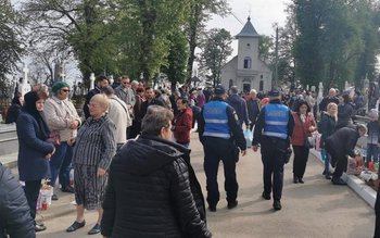 „Este interzis picnicul în cimitir” …