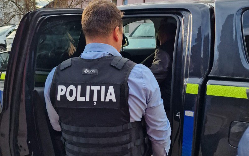 Armă deținută ilegal, ridicată de polițiști din locuința unui tânăr de 20 de ani