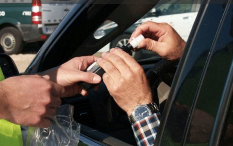 Șofer băut, scos din trafic după ce a provocat un accident. Aparatul alcooltest a indicat o valoare uriașă