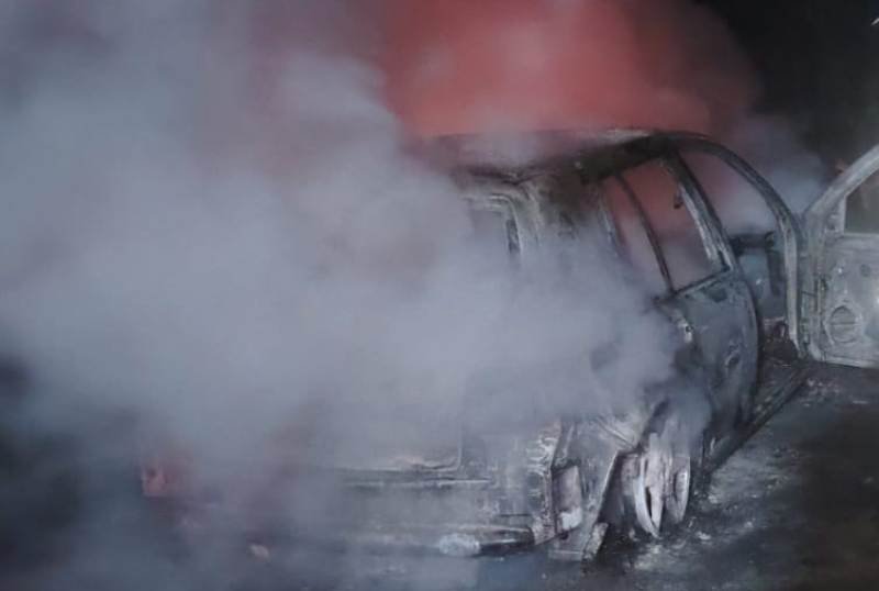 Autoturism parcat într-o gospodărie cuprins de flăcări noaptea trecută