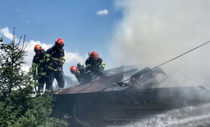 Bucătărie de vară și acoperișul unei anexe cuprinse de flăcări. Proprietara a suferit un atac de panică