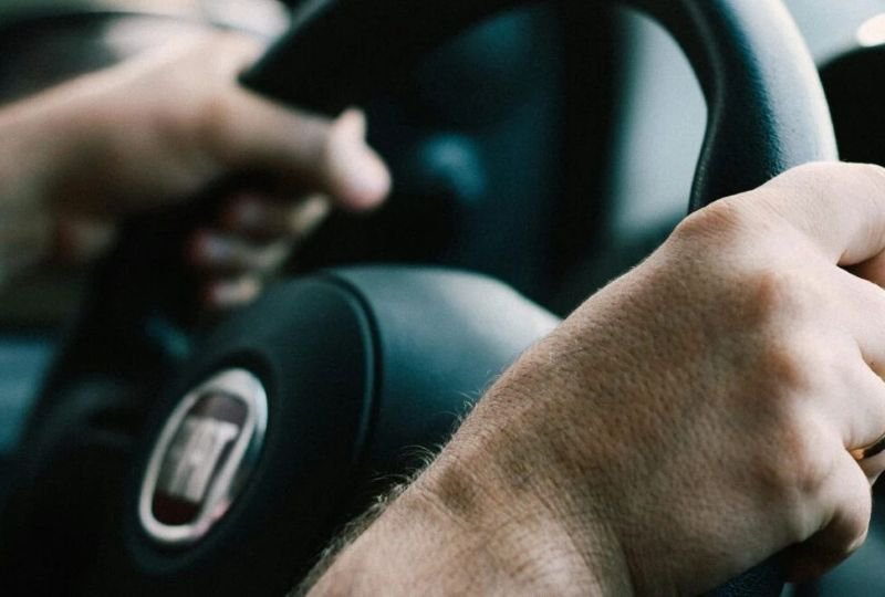 Tânăr prins la volan beat și fără permis