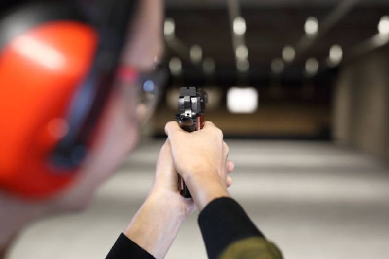 Armă tip pistol, cu destinația de tir sportiv și o cutie cu muniție găsite la un bărbat din Ștefănești