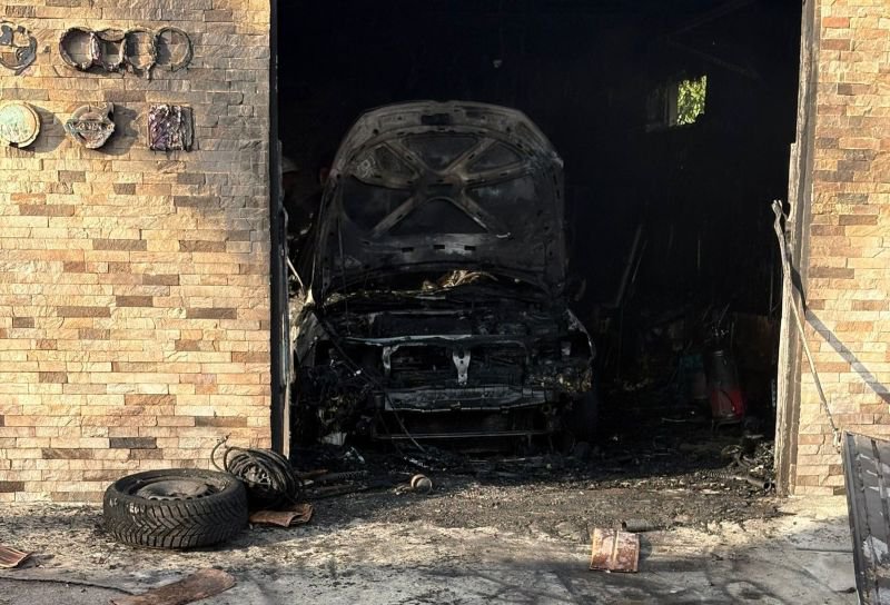Garaj cuprins de flăcări la Cătămărăști Deal. O mașină și o bicicletă electrică distruse în incendiu