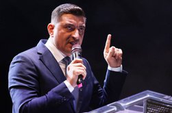 Simion susține că va concedia …