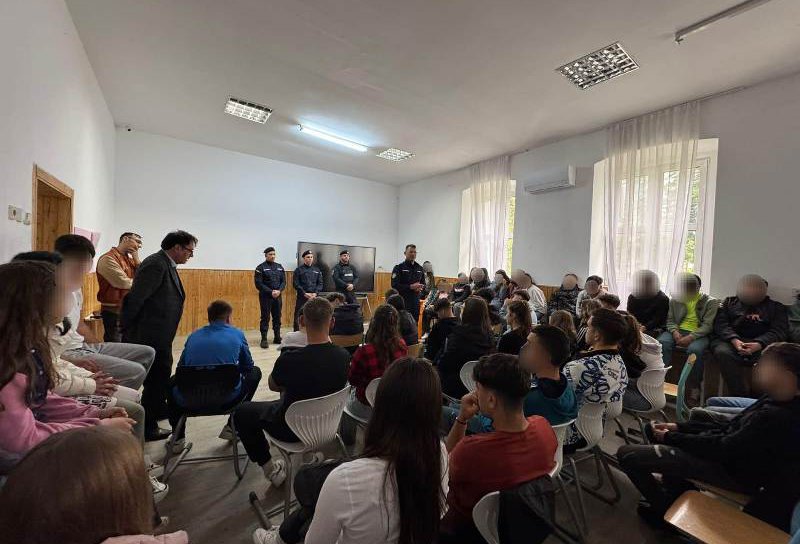 Jandarmii botoșăneni - activități preventive cu elevii Liceului Teoretic „Anastasie Bașotă” Pomârla