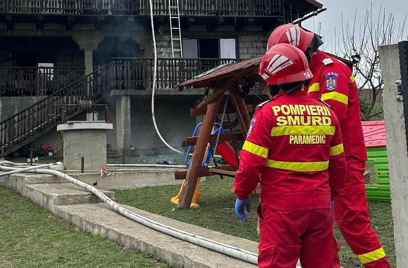 Pompierii dorohoieni solicitați pentru stingerea unui incendiu la Dumeni! Un bărbat a suferit arsuri
