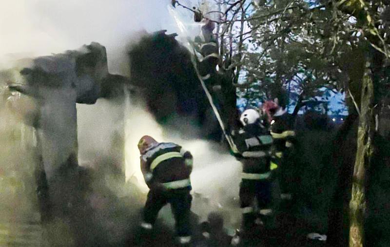 Bătrânică de 91 de ani salvată de vecini din casa mistuită de flăcări