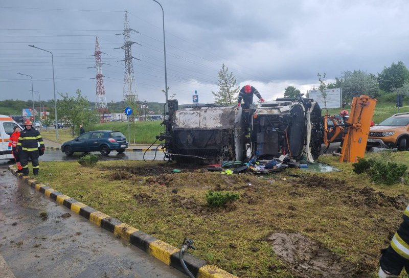 Accident GRAV la ieșirea din Botoșani. O cisternă s-a răsturnat!