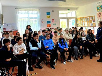Polițiștii de siguranță școlară - …