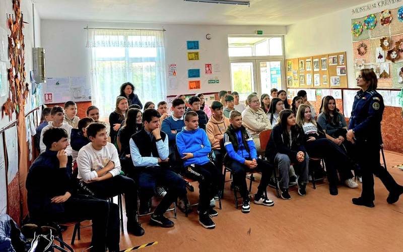 Polițiștii de siguranță școlară - activități în cadrul campaniei „Tăcerea e tot violență! Vocea ta e soluția”