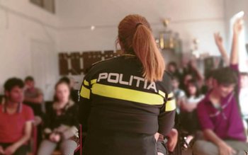 Poliţiştii botoşăneni alături de elevii …