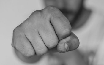 Bătaie, în parcarea unui supermarket, …