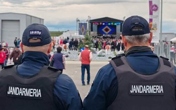 Jandarmii acționează în zona exterioară …