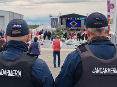 Jandarmii acționează în zona exterioară …
