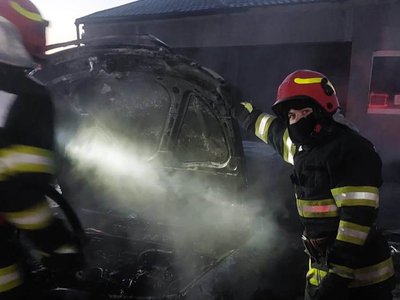 Un autoturism, parcat într-o gospodărie …