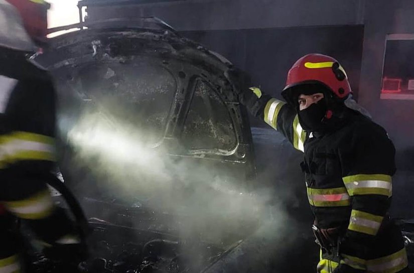 Un autoturism, parcat într-o gospodărie din localitatea Vlăsinești, a luat foc, seara trecută