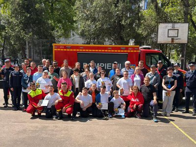 Pompierii botoșăneni alături de tinerii …