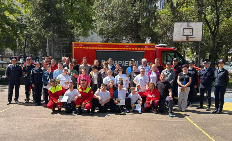 Pompierii botoșăneni alături de tinerii cu dizabilități din România și Grecia, într-o activitate specială de incluziune