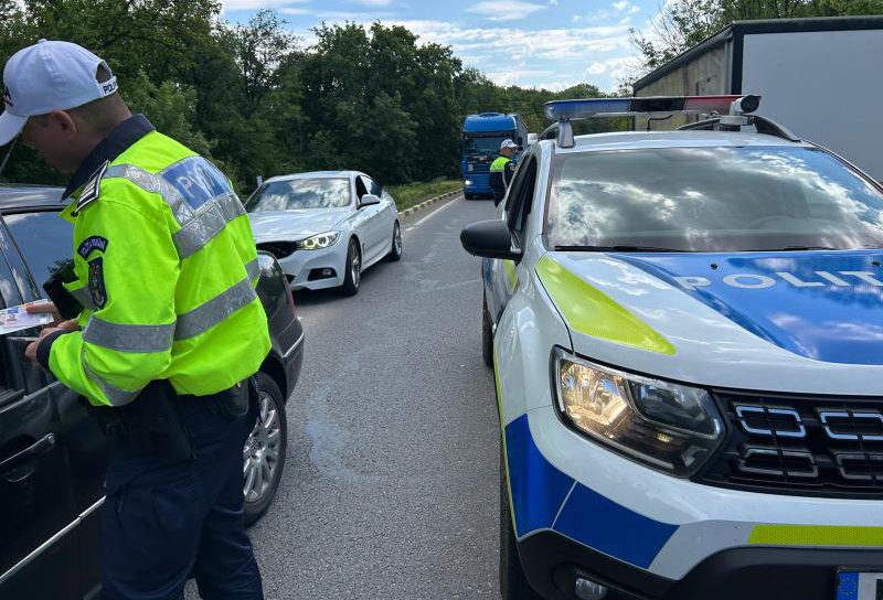 Șoferi rămași fără permis, după o depășire neregulamentară chiar în fața polițiștilor