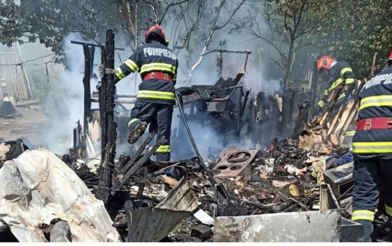 Bucătărie de vară cuprinsă de flăcări la Mitoc