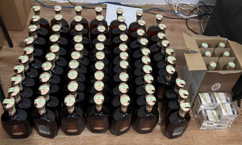 70 de sticle de coniac și mai multe pachete cu țigări confiscate în urma unui control al polițiștilor de frontieră