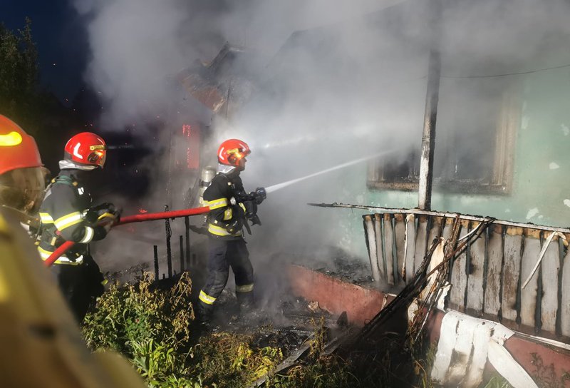 Casa unei bătrâne din Santa Mare distrusă de flăcări
