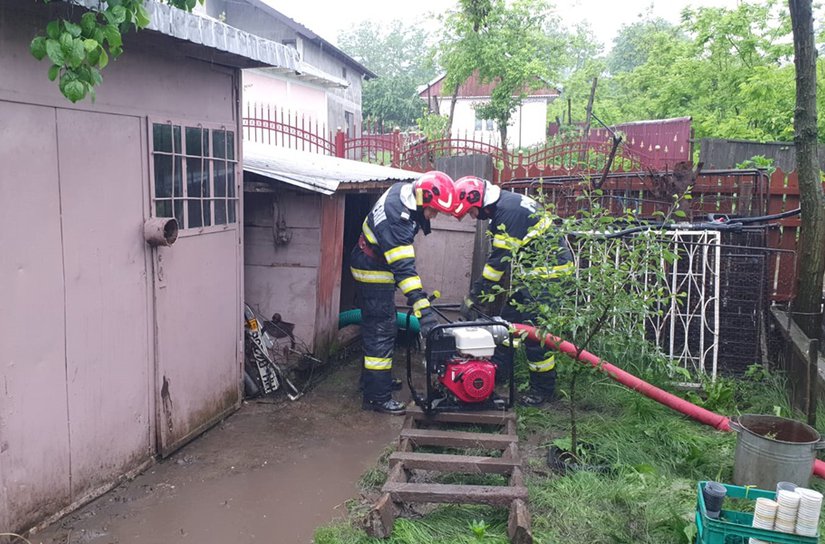 Inundații în județul Botoșani! Pompierii au intervenit în zeci de gospodării - FOTO