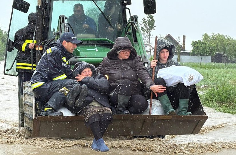 Județul Botoșani: Zeci de gospodării inundate, oameni evacuați - FOTO