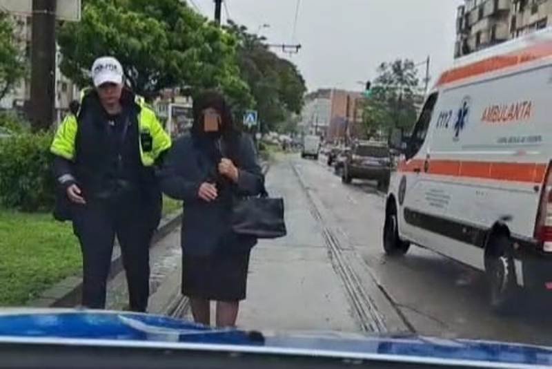 O bătrânică care rătăcea pe străzi ajutată de polițiștii rutieri din Botoșani
