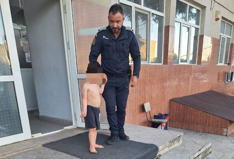 Un copil de 4 ani, găsit de polițiști pe stradă, după ce ar fi căzut de la etajul 1