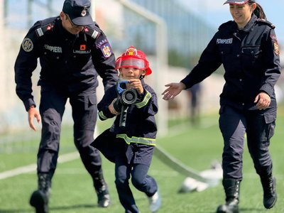 Pompierii au sărbătorit copilăria alături …