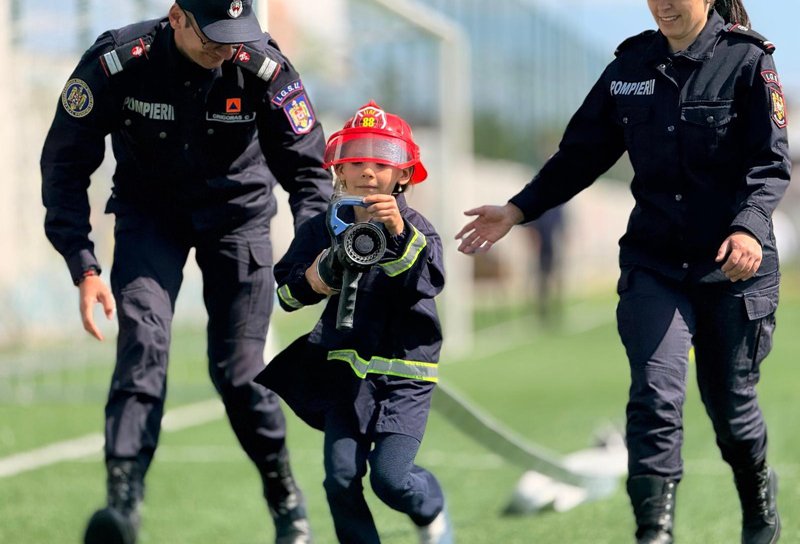 Pompierii au sărbătorit copilăria alături de sute de copii, pe stadionul din Săveni