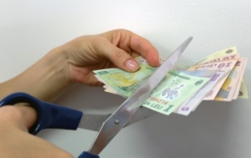 Guvernul taie în carne vie! Sporuri care dispar, norme de hrană și vouchere de vacanță reduse, prime plafonate și concedieri