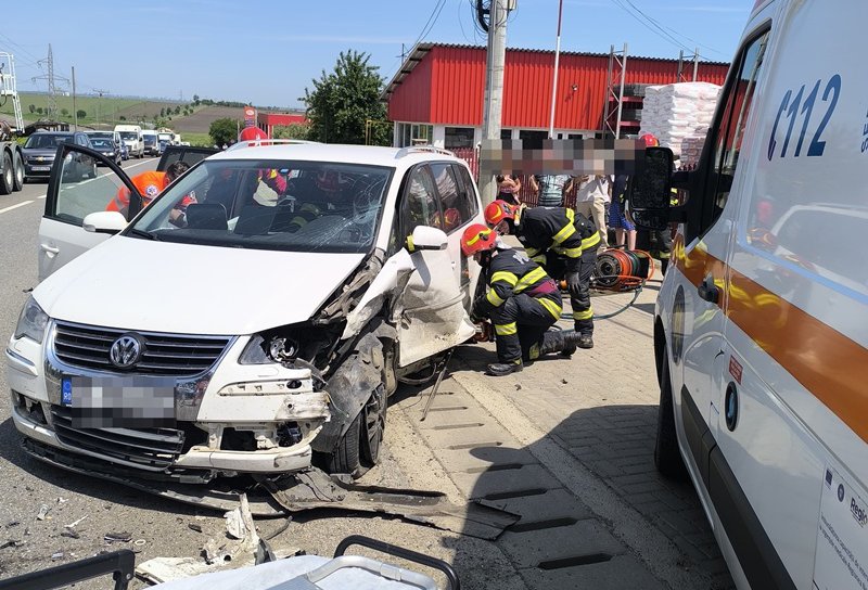 Accident la Dorohoi: Două persoane rănite în urma impactului dintre trei autoturisme - FOTO