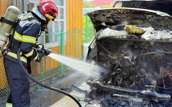 Autoutilitară parcată pe o stradă …